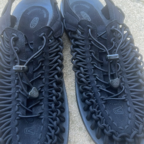 KEEN Men's UNEEK Classic Black Sandal Size 12 - Picture 7 of 8